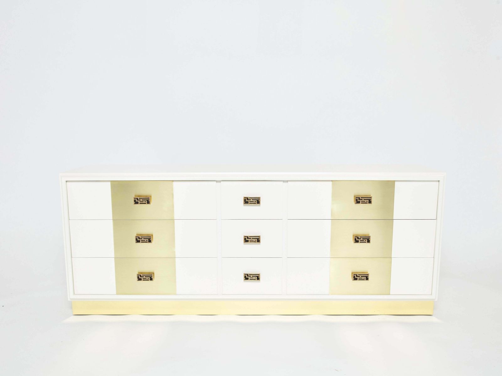 photo furniture Commode Luciano Frigerio laquée blanc cassé en laiton, années 1970