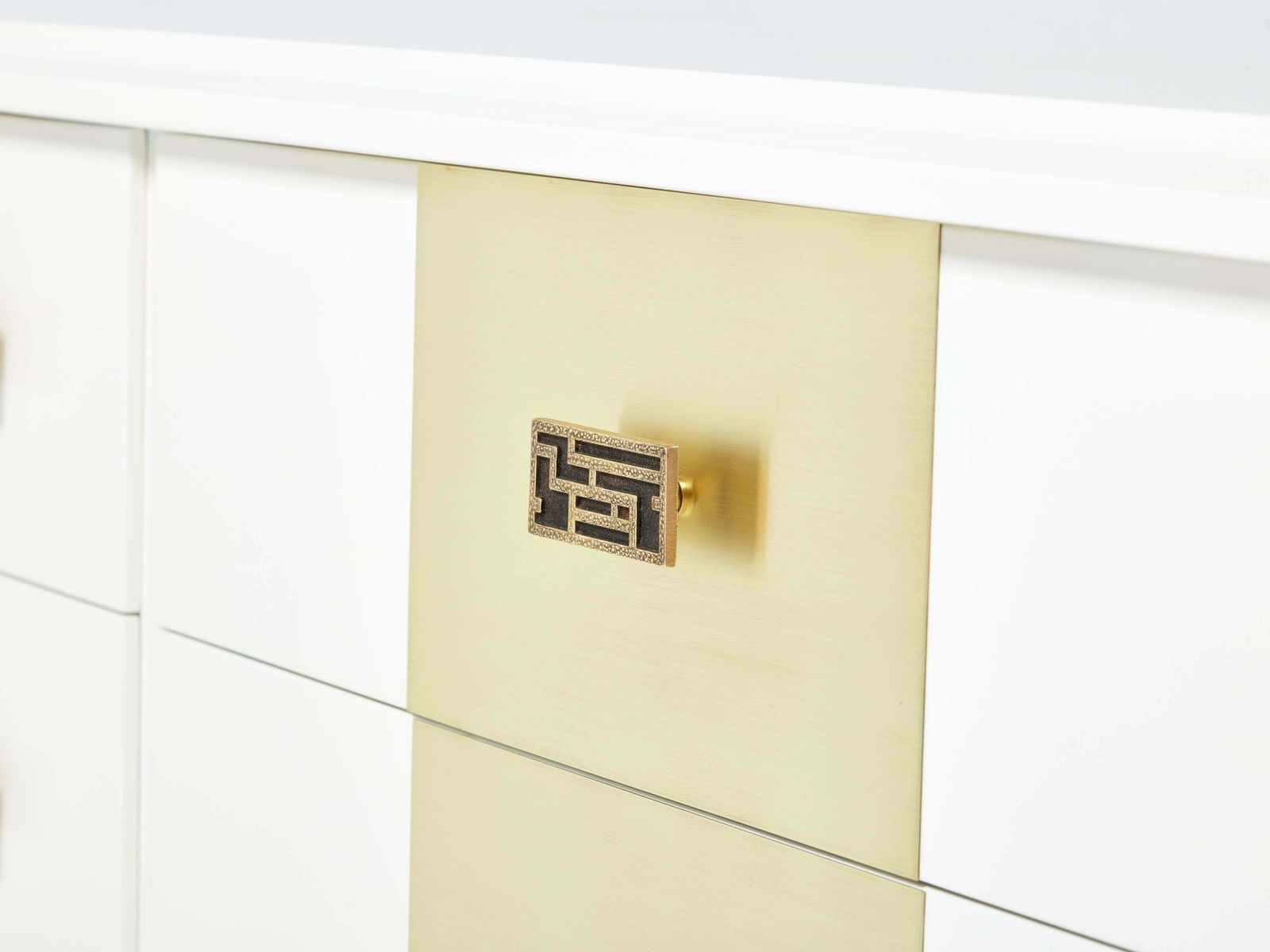 Mobilier Commode Luciano Frigerio laquée blanc cassé en laiton, années 1970 photo