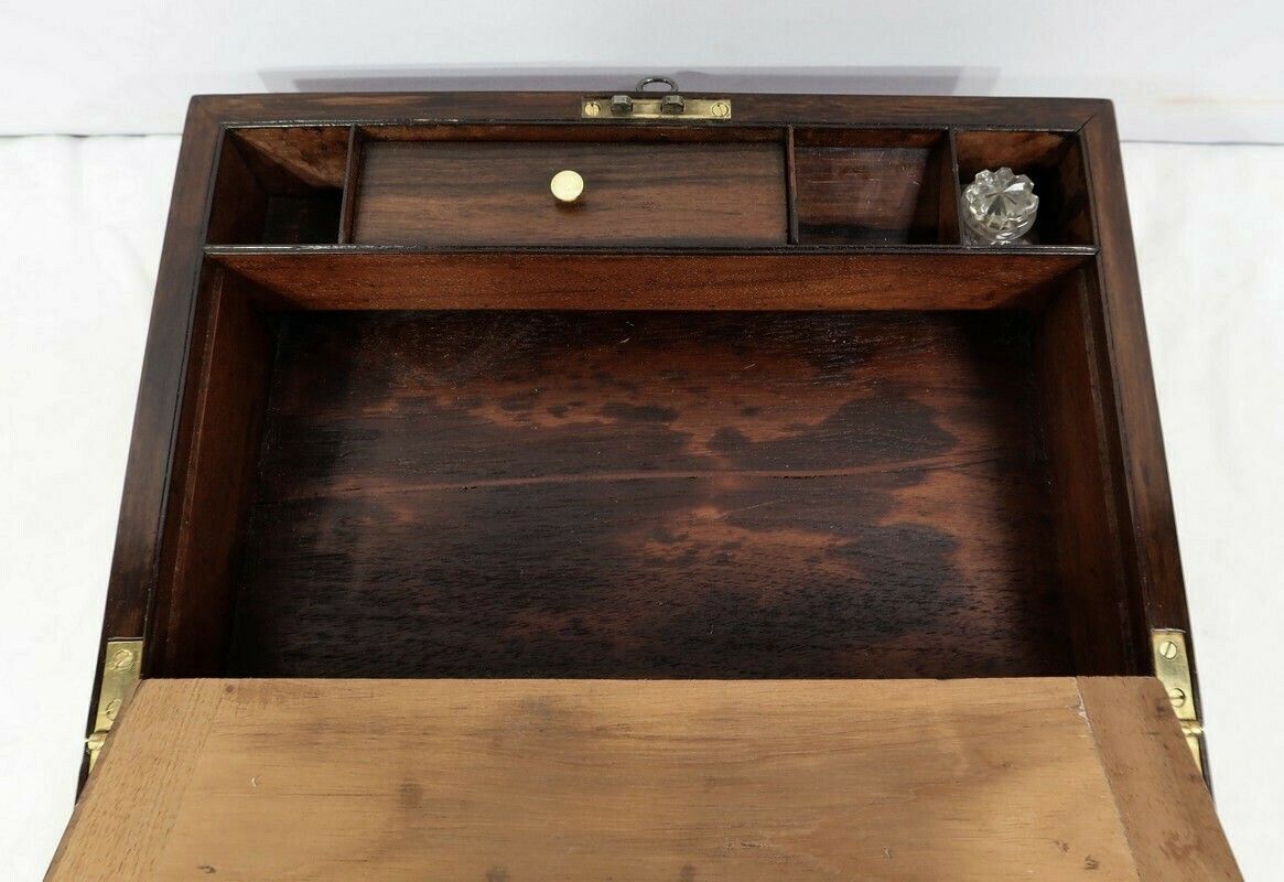photo vintage Walnut And Mother Of Pearl Travel Case, Napoleon III Period – Mid 19th Century