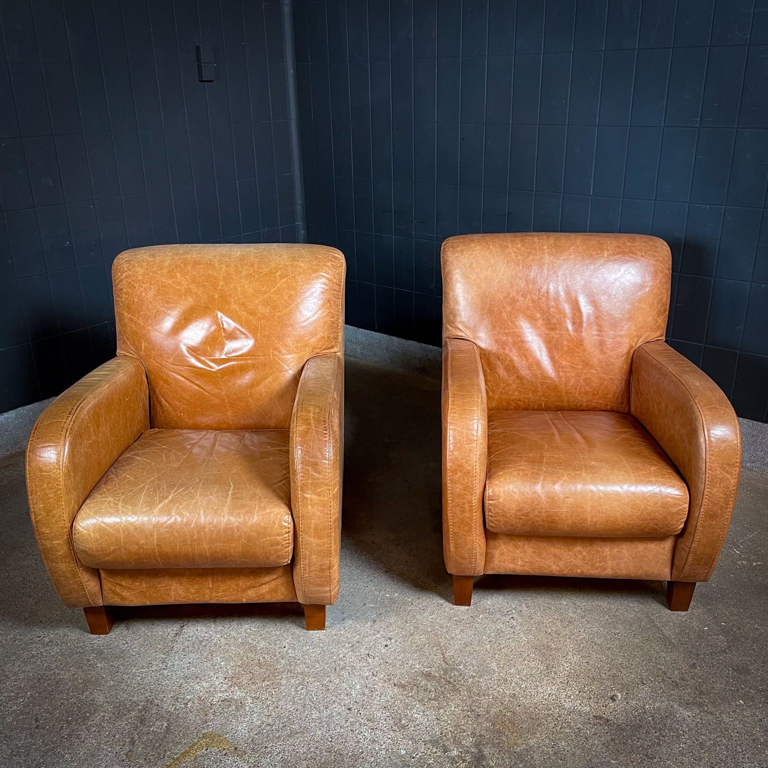 Set Van 2 Vintage Cognackleurige Leren Fauteuils photo furniture