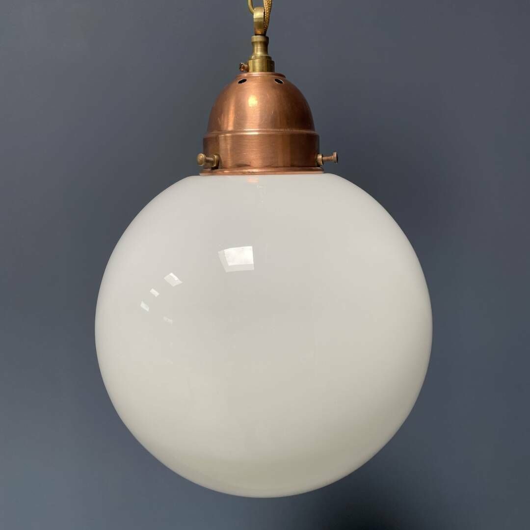 135.0 Opaline Glazen Bollamp Met Koperen Fitting photo