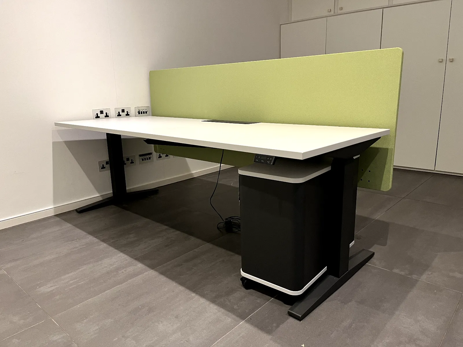 Office Desk 'Sit Stand' Herman Miller   Height Adjust., Up Screen In Apple Green