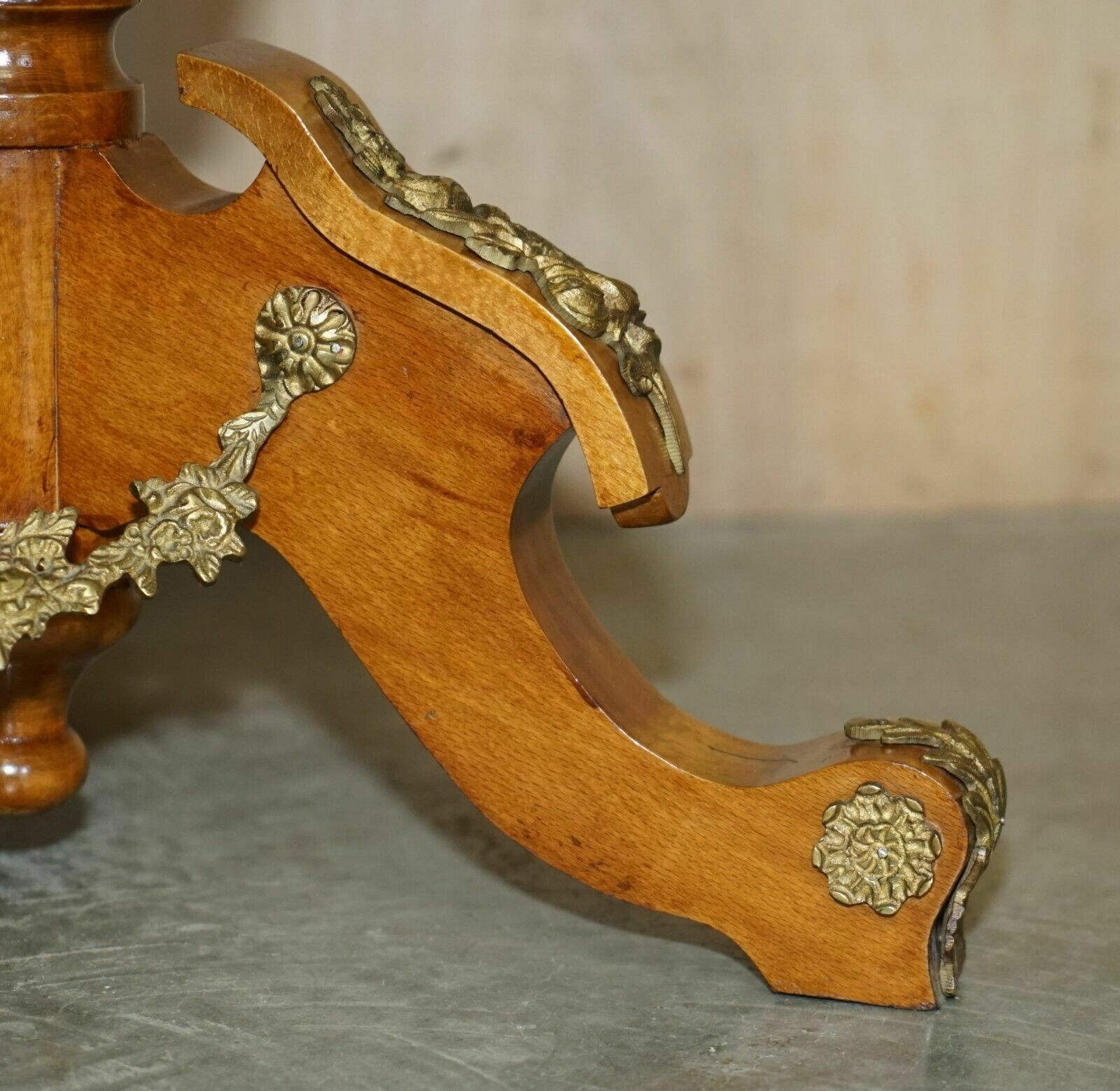 photo vinterior Pair Of Antique French 1880 Burr Walnut, Gilt Brass Green Marble Side End Tables