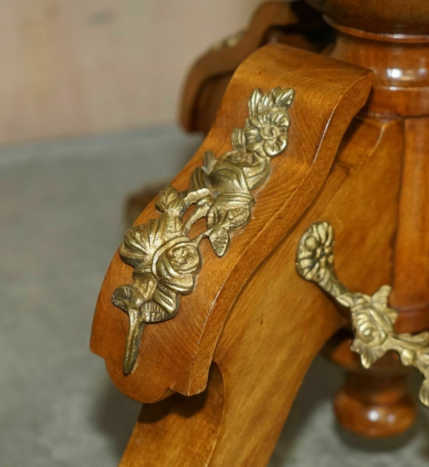 photo vintage Pair Of Antique French 1880 Burr Walnut, Gilt Brass Green Marble Side End Tables
