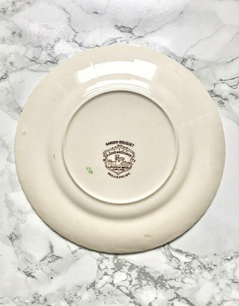 Johnson Brothers   5 Tea Cups, Saucers & Cake Plates With Flower Decor photo vintage