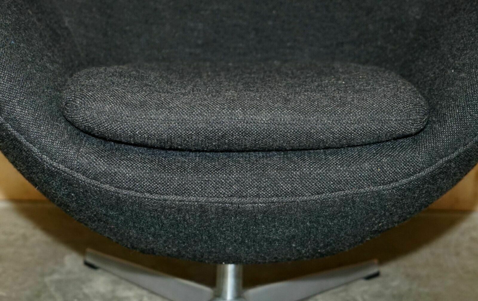 photo furniture Original 1996 Stamped Fritz Hansen Egg Chair In Black / Grey Fabric
