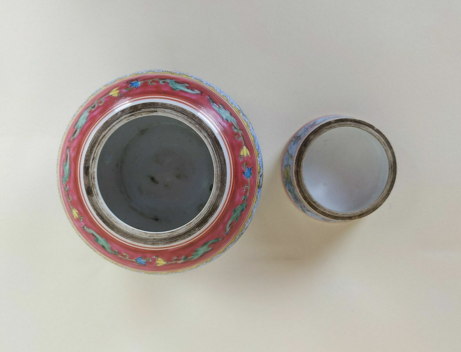 Curious Chinese Famille Rose Republic Period Porcelain Jar Vase With Lid And Red Qing Qianlong China Mark photo vinterior