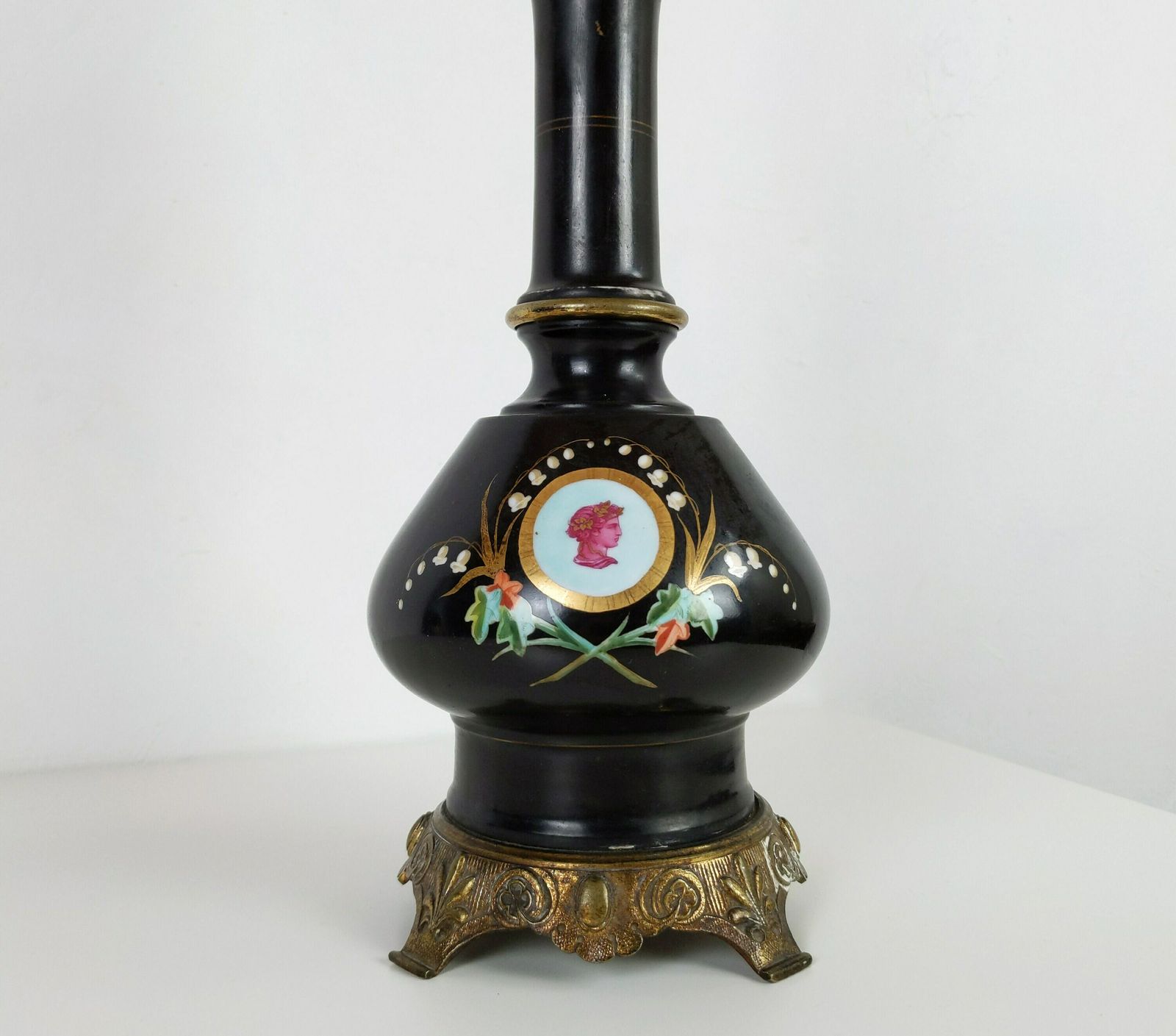 Antique French Napoleon III Style 19th Century Black Lacquer Porcelain & Bronze Converted Oil Lamp With Medallion Decoration, Antique Light photo Lighting