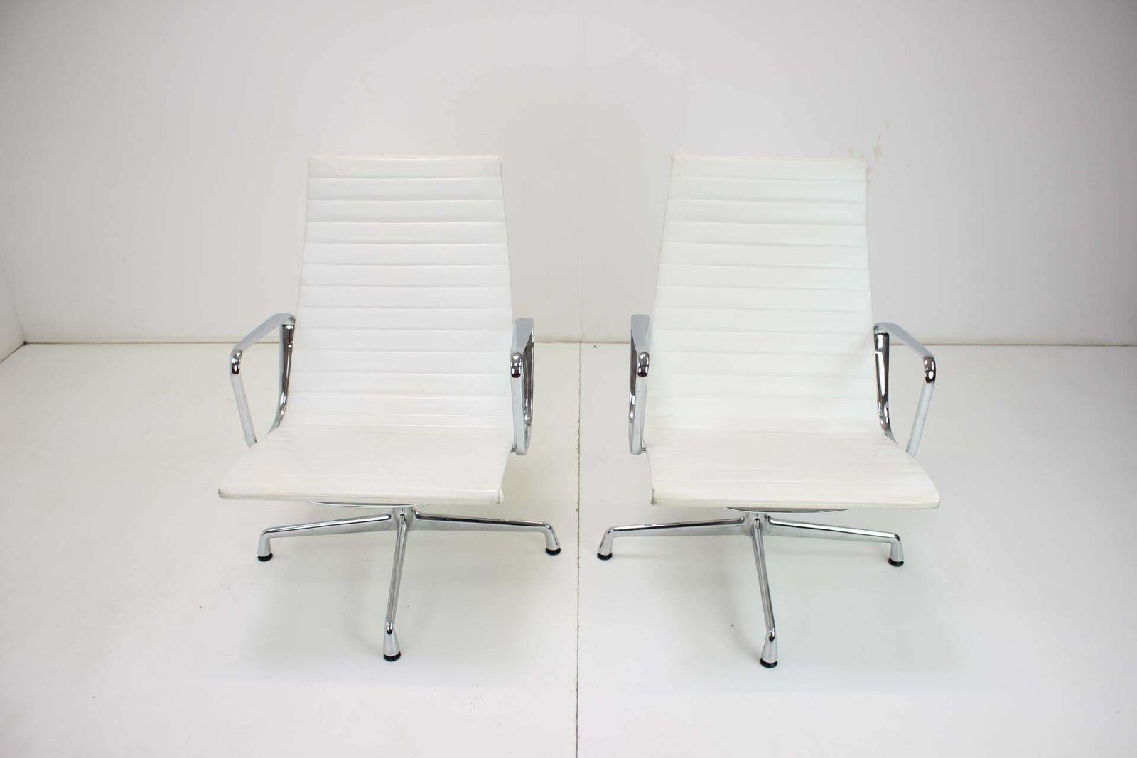 Chair By Charles & Ray Eames For Vitra, Ea 107 photo for sale