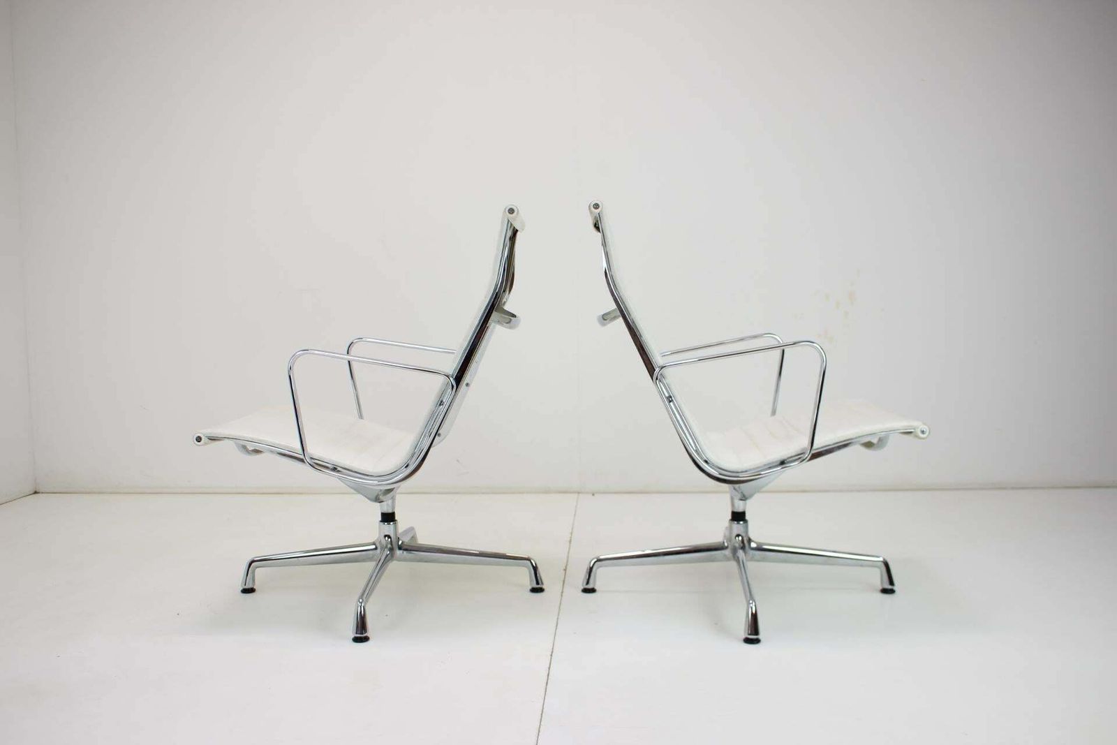 Stoel Van Charles & Ray Eames Voor Vitra, Ea 107 photo Meubels