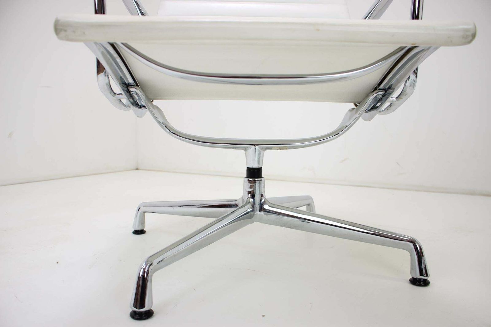 Chair By Charles & Ray Eames For Vitra, Ea 107 photo vintage