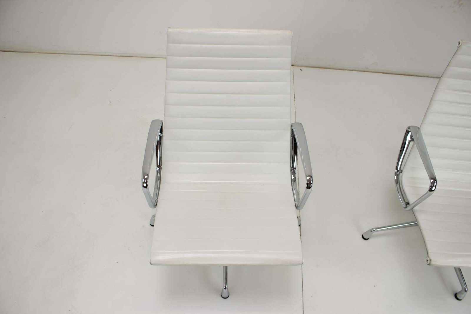 Meubels Stoel Van Charles & Ray Eames Voor Vitra, Ea 107 photo