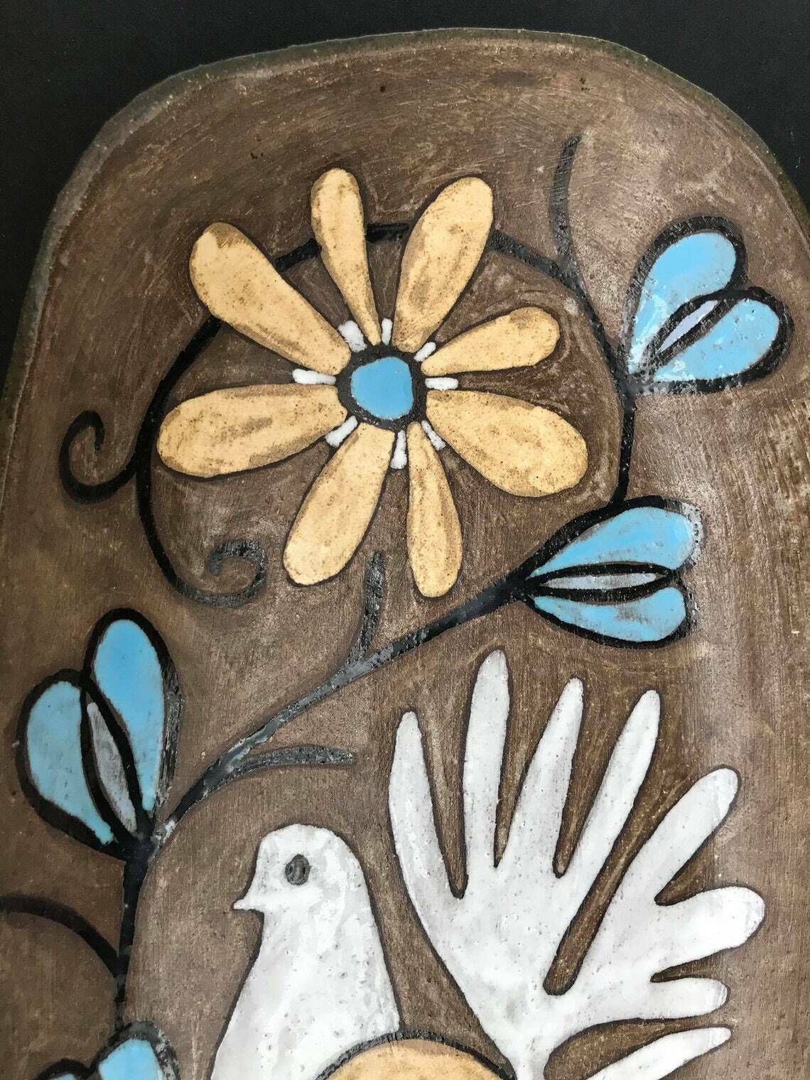 Decoratief Keramisch Bord Jaren 1950 – Groot Wanddecor – Keuken – Vogel/Duif – Bloemen – Bruin Steengoed – Geëmailleerd – Polychroom – Mid Century Modern – Gesigneerd photo Woonaccessoires