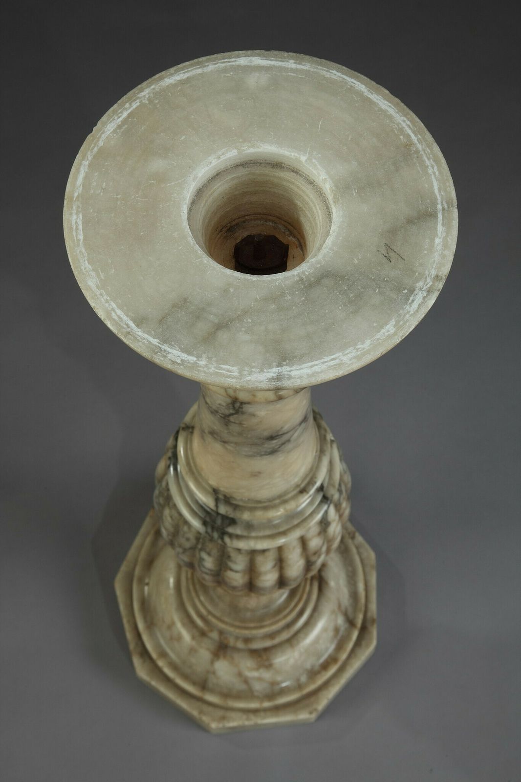 photo vinterior Pedestal Table In Alabaster With Marble Inlaid Top In Italian Style, 16th Century