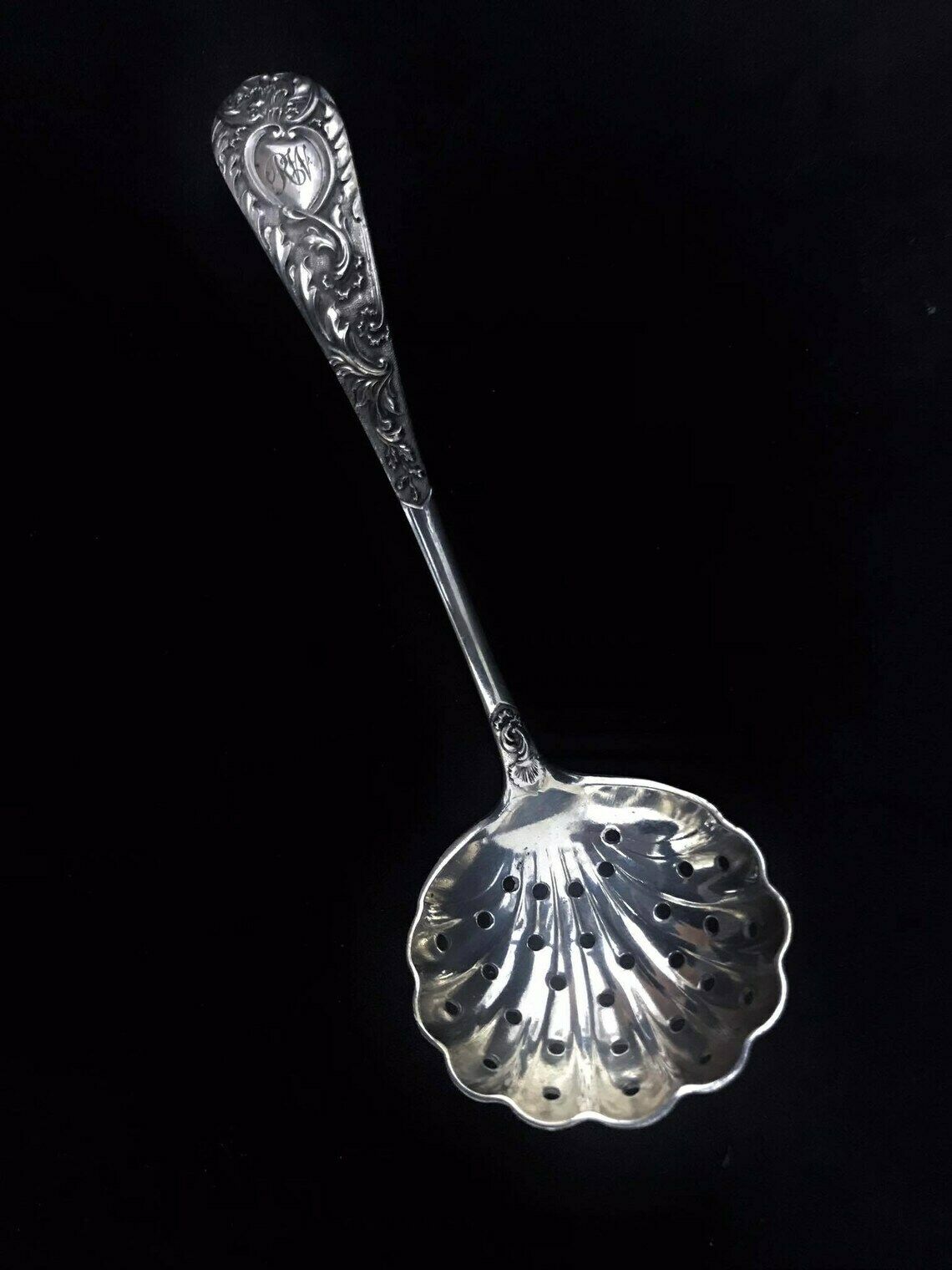 Suikerstrooilepel Verzilverd Rond Theezeefje Antiek Engels Curiositeit Verzamelobject Keukengerei photo furniture