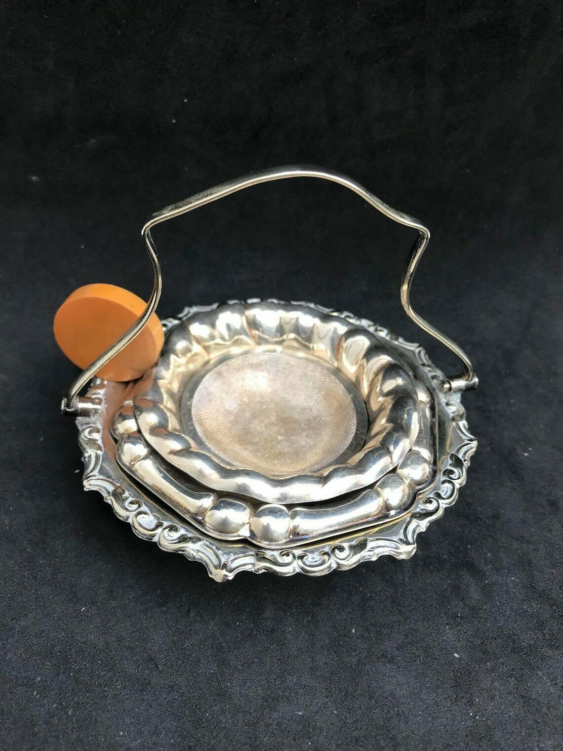 Theezeef Antiek Verzilverd Vintage Met Onderschotel En Klein Snoepschaaltje Huwelijkscadeau Gastvrouwcadeau Bakeliet Antieke Theezeef photo for sale