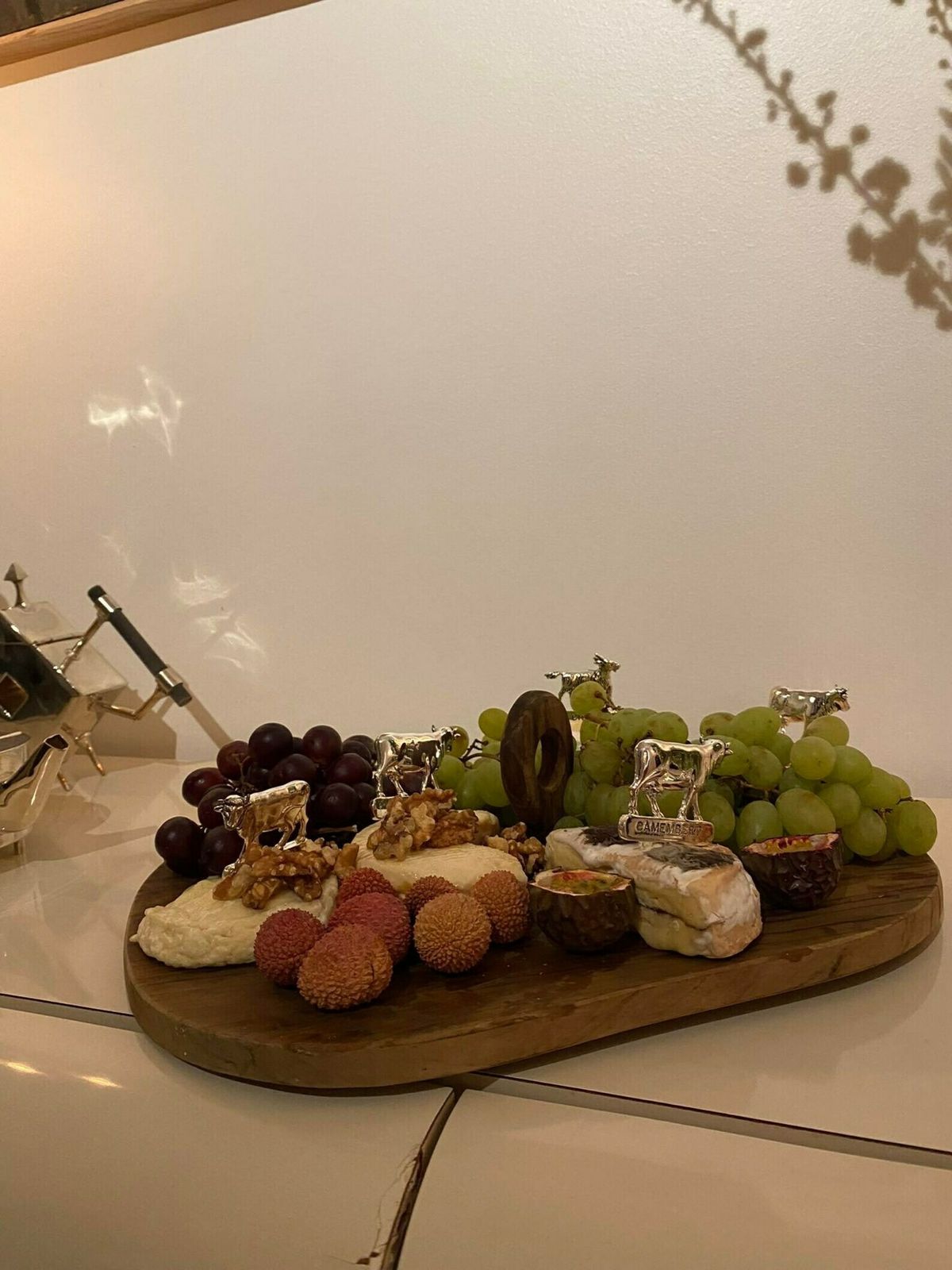 Planche à découper vintage en bois d'olivier, plateau à charcuterie, fromages et apéritifs, accessoire de photographie, planche à pain rustique photo Décoration