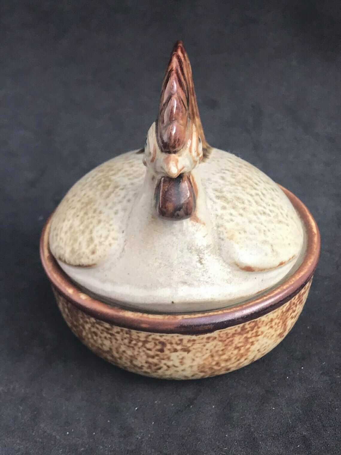 Deens Keramieken Kippendoosje – Bruine Keramiek, Mid Century Modern, Landelijke Stijl, Soholm, Scandinavisch Decoratiestuk photo vinterior