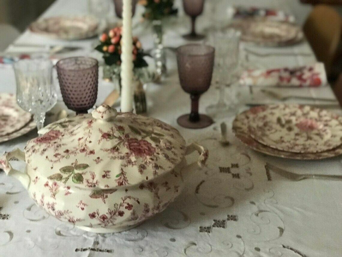 Johnson Brothers Soepterrine – Niet Meer Leverbaar Servies, Vervangend Tafelservies Wit/Roze, Engels Gegraveerd, Roze Tafeldecoratie, Antiek Engels photo for sale