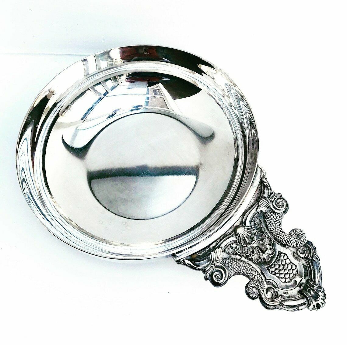 Plat de service rond Christofle d'époque, grand plat à dégustation, décor de dragons ou dauphins