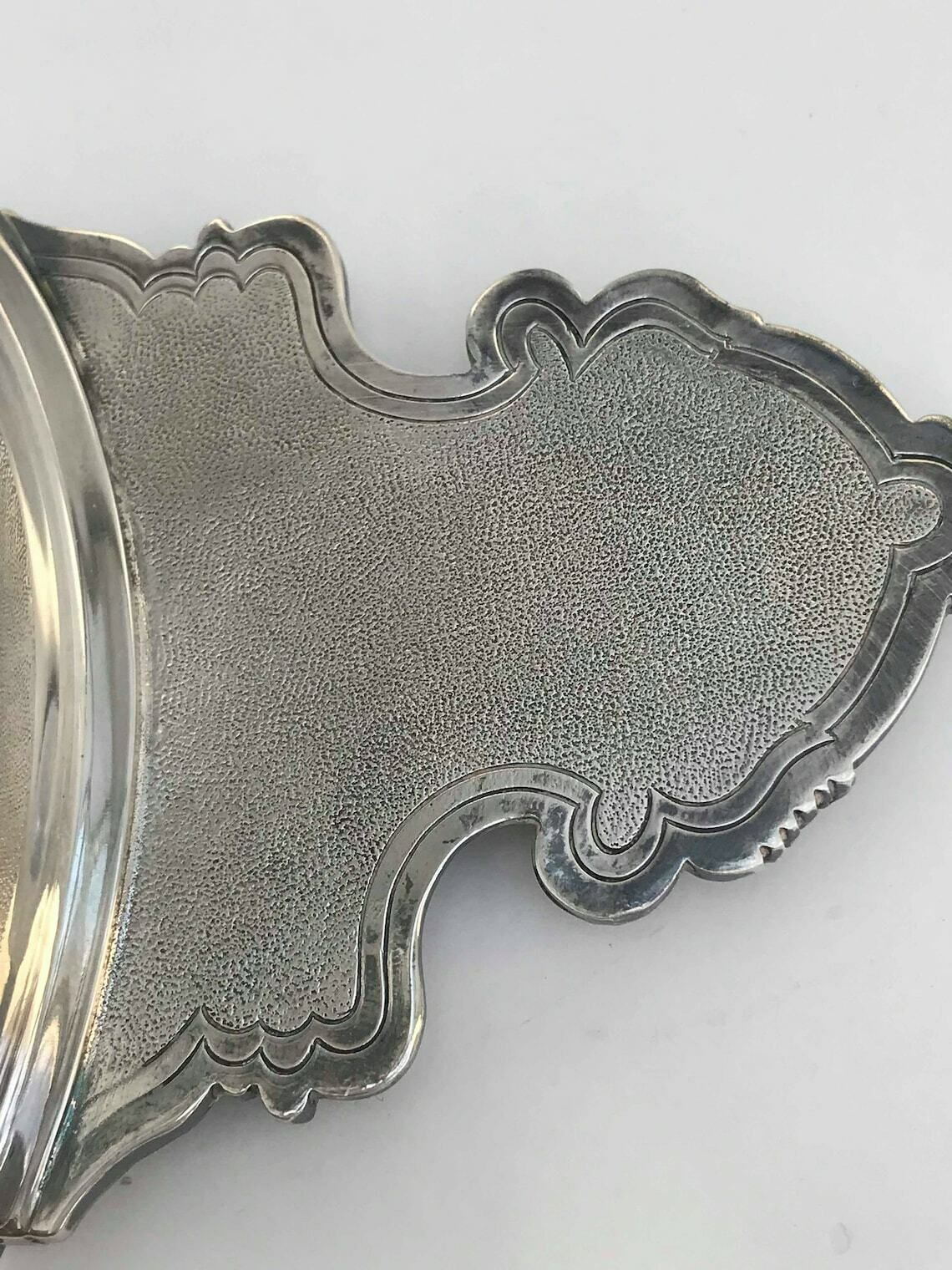 photo for sale Plat de service rond Christofle d'époque, grand plat à dégustation, décor de dragons ou dauphins