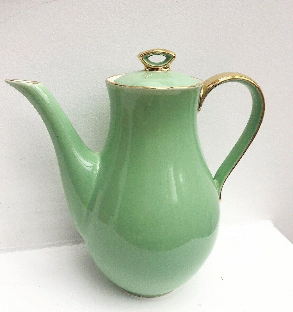 Cafetière vert pastel, anse dorée, théière Boch Frères Keralux Belgium Expo 58, vert menthe or 24 K Boch Seduction 1958 Belgian Pottery photo furniture