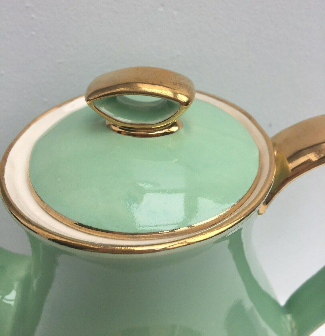 Cafetière vert pastel, anse dorée, théière Boch Frères Keralux Belgium Expo 58, vert menthe or 24 K Boch Seduction 1958 Belgian Pottery photo Décoration