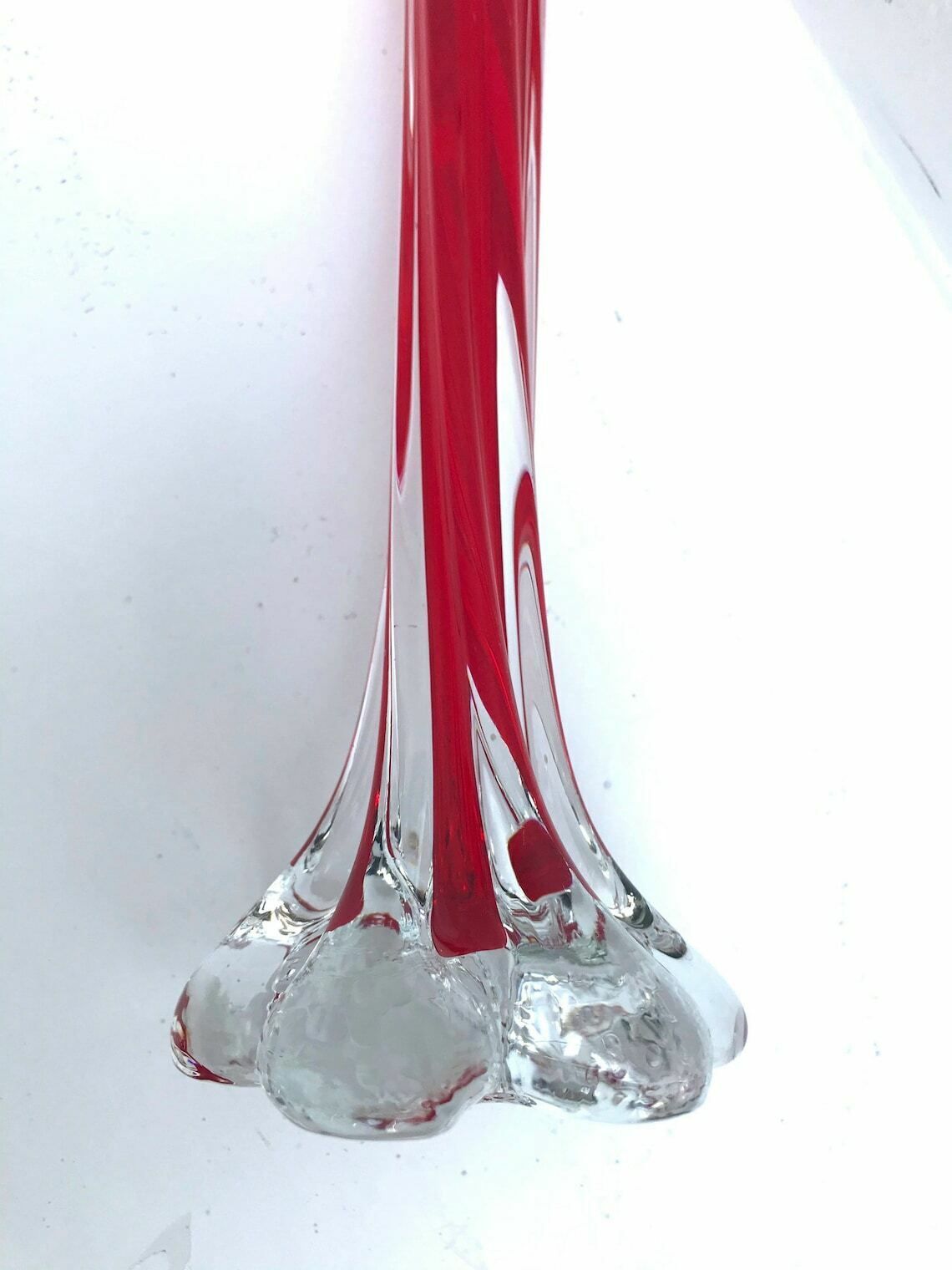Glazen Vaas Met Gedraaide Steel – Rood, Hoog Model, Mid Century Stijl | Gedraaide Steel, Buisvorm, Soliflor, Kunstglas photo Woonaccessoires