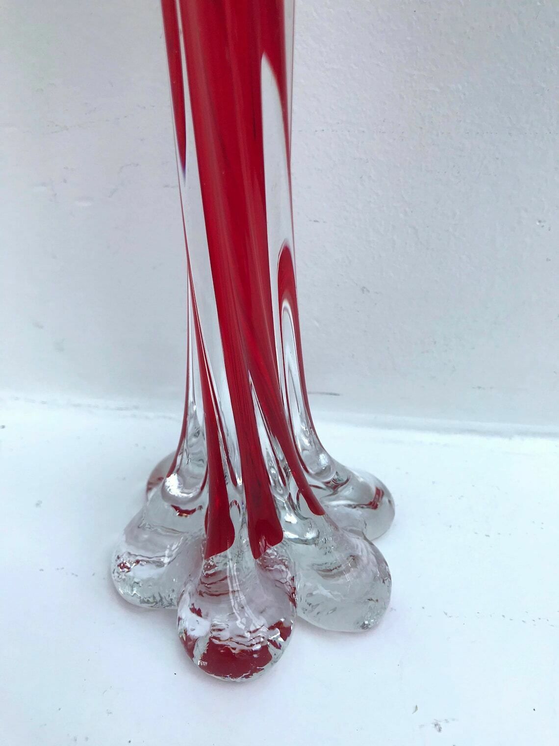 photo furniture Vase soliflor en verre torsadé rouge, grand modèle élancé mid-century modern, tige vrillée en verre vert, style tube en verre d'art