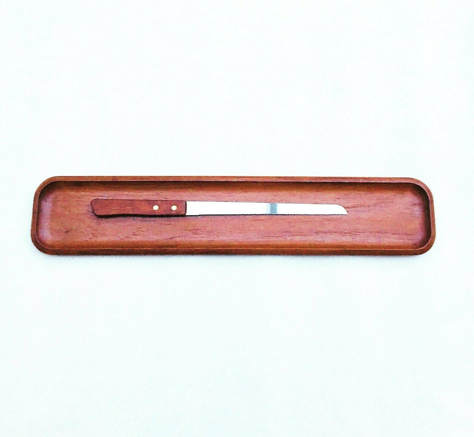 Vintage Broodplank, Teakhouten Mid Century Modern Baguettebord Met Broodmes – Vintage Scandinavische Stijl, Mcm Food Photography Prop photo for sale