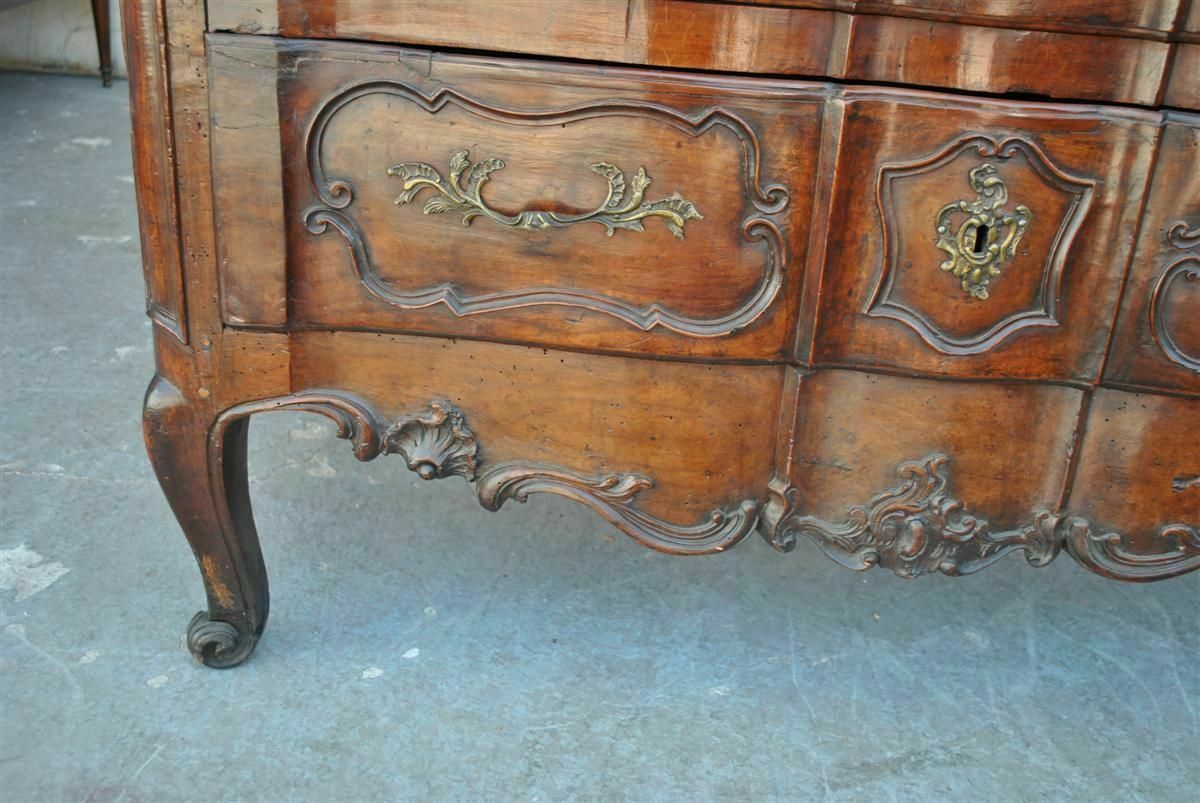 Curved Walnut Chest Of Drawers, 18th Century photo vinterior