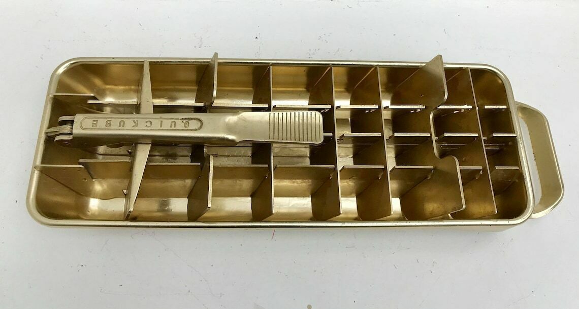 2 Ijsblokjesbakken Quickcube Goudkleurig Aluminium Mid Century Jaren 1950–1960 Vintage Vriezeraccesoire Handmatig Ijsblokjes Metalen Vakjes Vintage photo 177.0