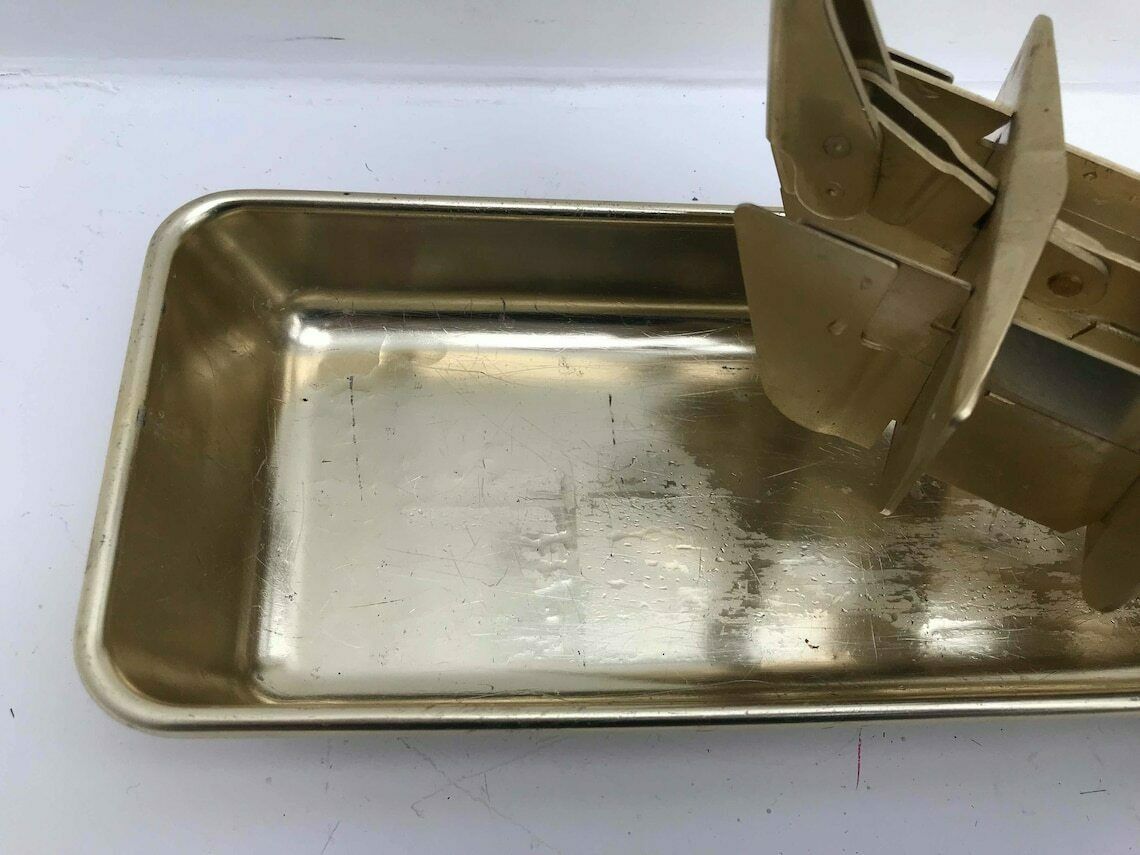 photo for sale 2 Ijsblokjesbakken Quickcube Goudkleurig Aluminium Mid Century Jaren 1950–1960 Vintage Vriezeraccesoire Handmatig Ijsblokjes Metalen Vakjes Vintage