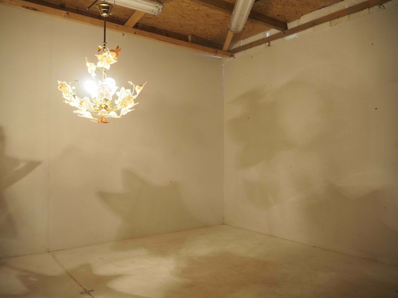 photo vinterior Midcentury Flowers Chandelier, Glass And Brass, 1960s