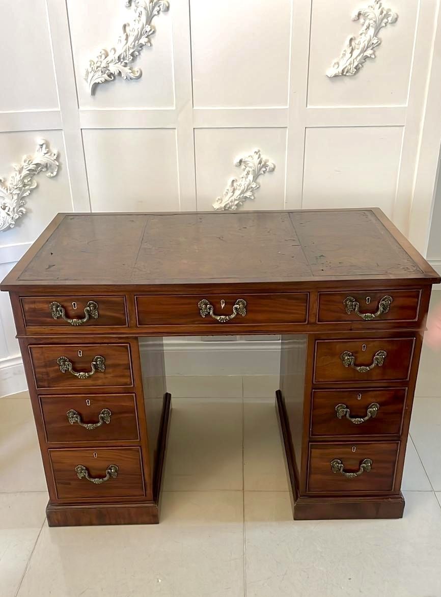 photo vinterior Antique 19th Century Quality Mahogany Kneehole Desk