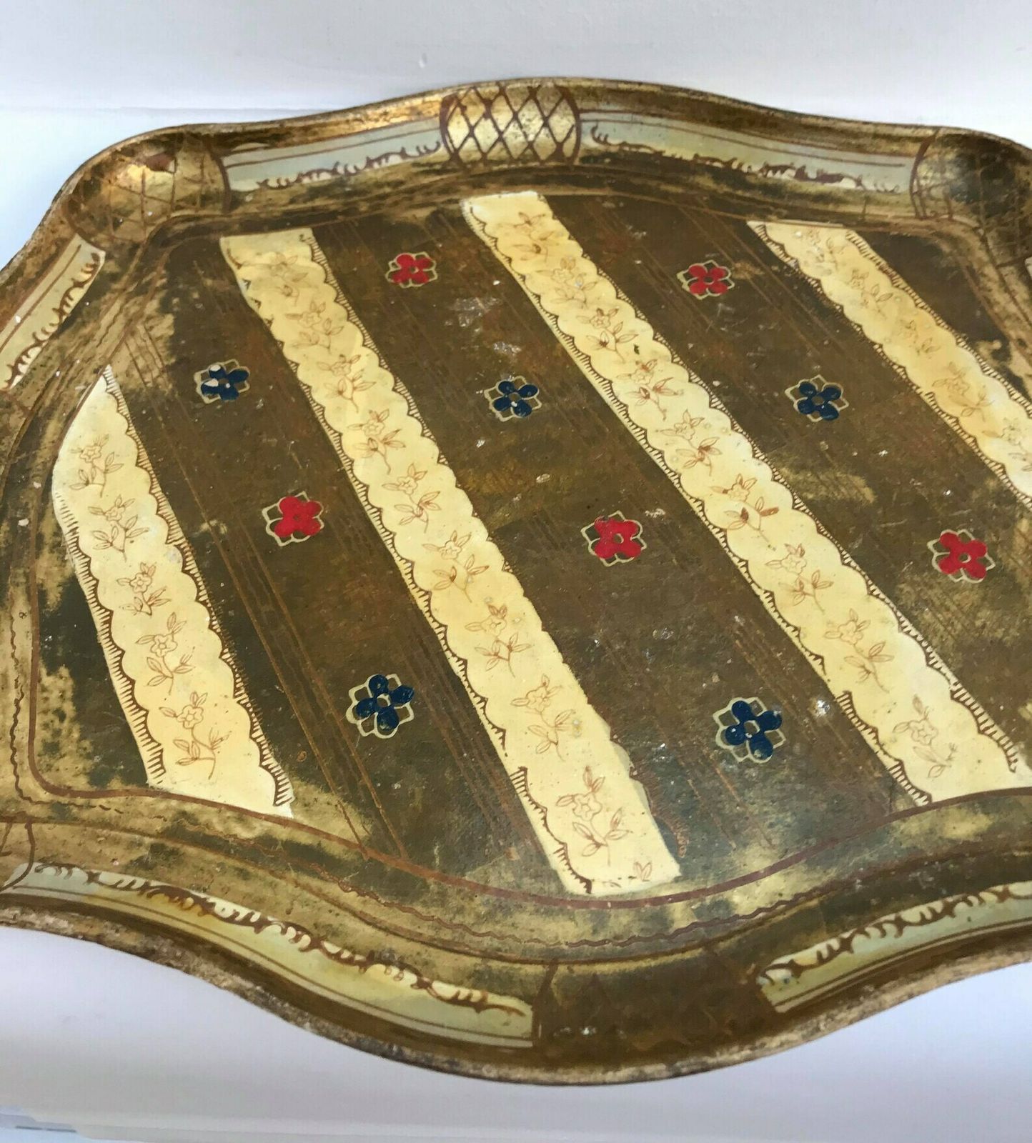 Florentijns Dienblad – Rood, Blauw En Verguld – Italiaans Plateau Uit De Jaren 1960, In Florentijnse Stijl. Met De Hand Vervaardigd, Als Kerst  Of Tafeldecoratie photo Woonaccessoires