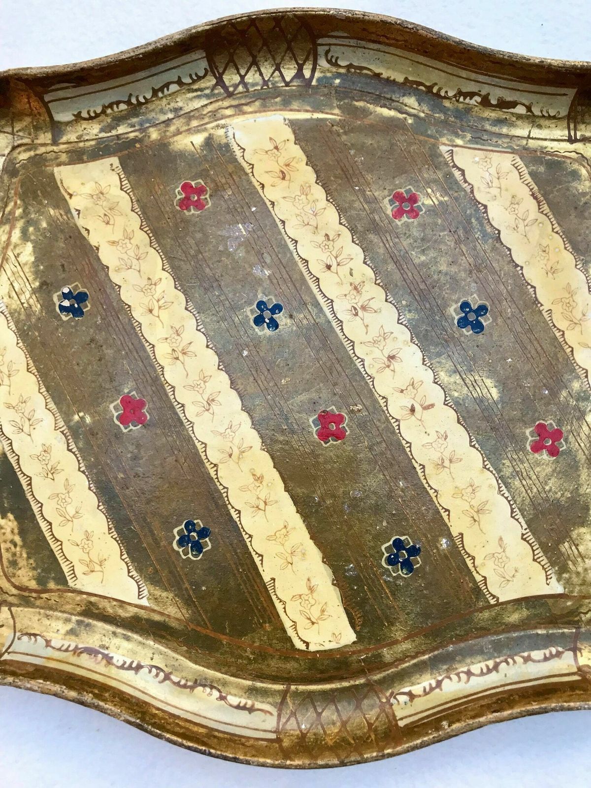 Florentijns Dienblad – Rood, Blauw En Verguld – Italiaans Plateau Uit De Jaren 1960, In Florentijnse Stijl. Met De Hand Vervaardigd, Als Kerst  Of Tafeldecoratie photo vintage