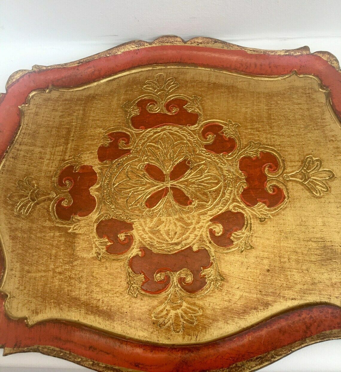 Florentijns Rechthoekig Dienblad, Rood En Verguld, Italiaans Plateau In Florentijnse Stijl, Jaren 1960. Met De Hand Beschilderd En Gedecoreerd. photo furniture