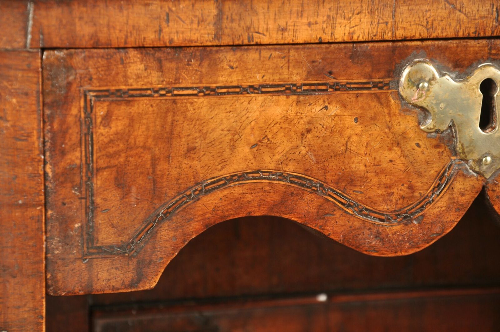 Important Early 18th Century Walnut Kneehole Desk photo vinterior