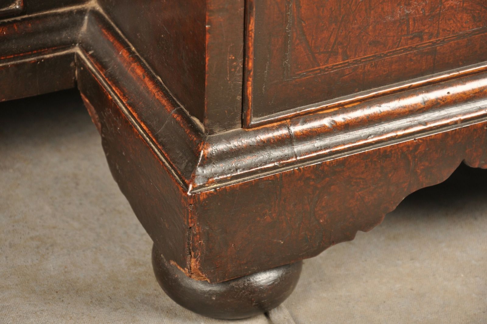 Important Early 18th Century Walnut Kneehole Desk photo vintage