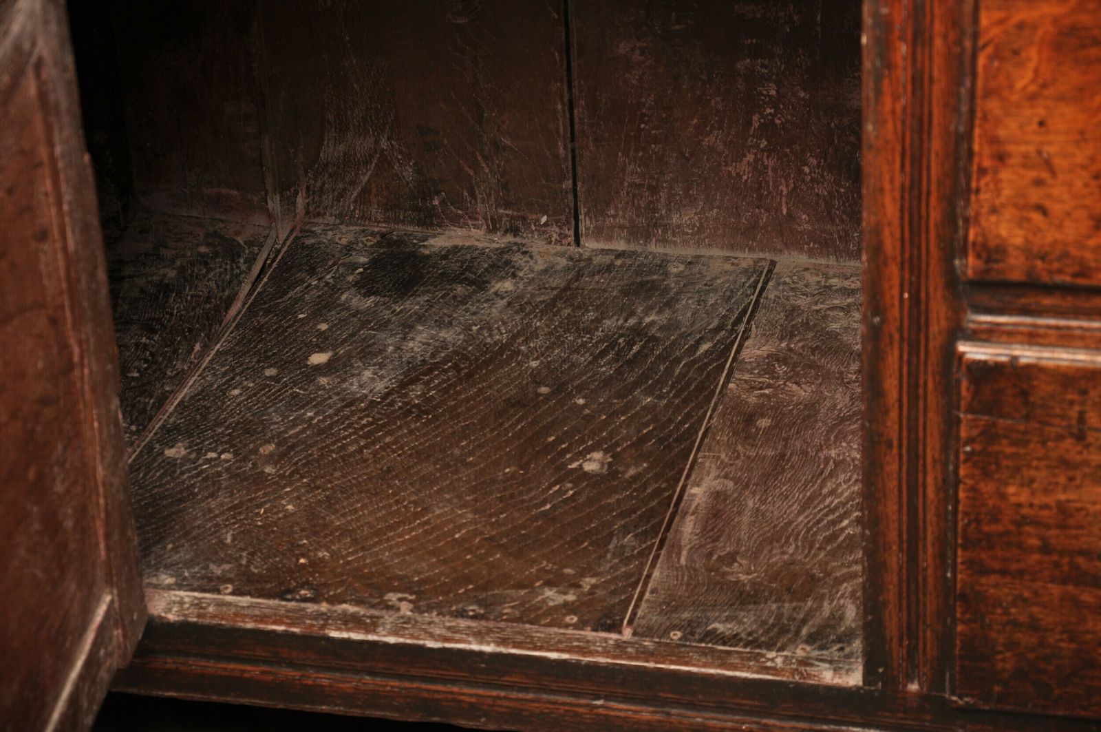 photo furniture Early 18th Century Oak Dresser