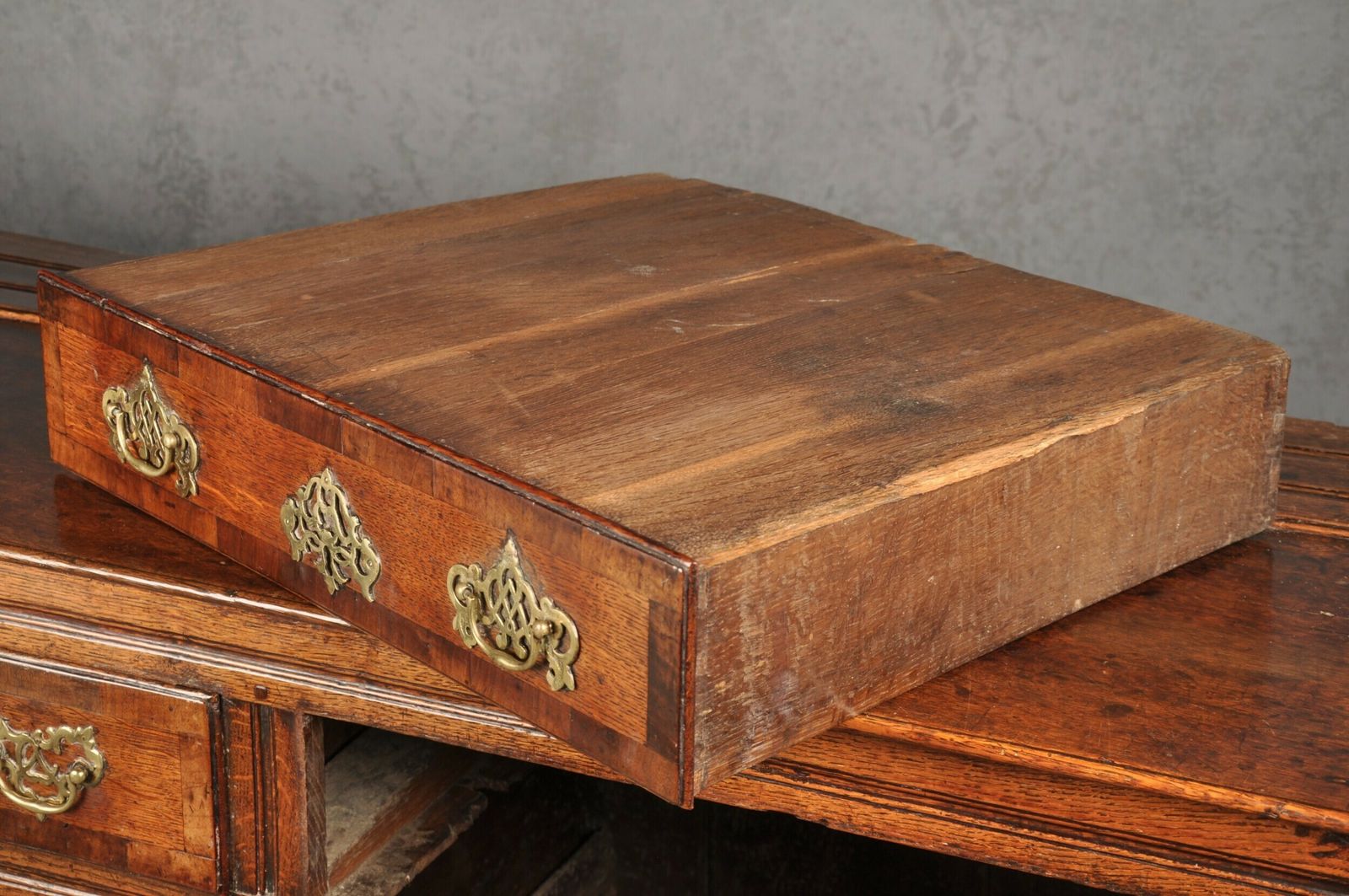 photo vintage Early 18th Century Oak Dresser