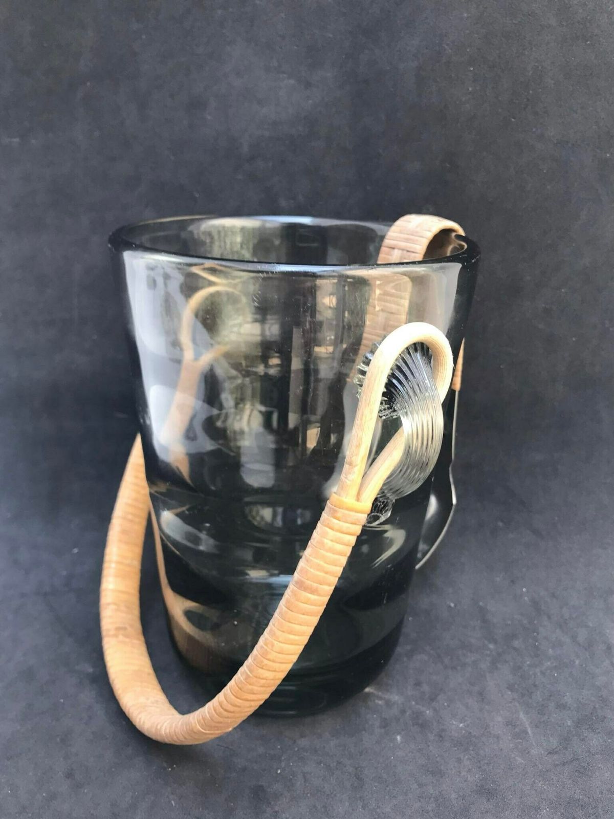 Holmegaard Glass Ijsemmer En Tang Rattan Jacob E Bang Gerookt Glas Boho Chic Baraccesoires Deens Design Kunstglas Denemarken Mid Century Bar photo vintage