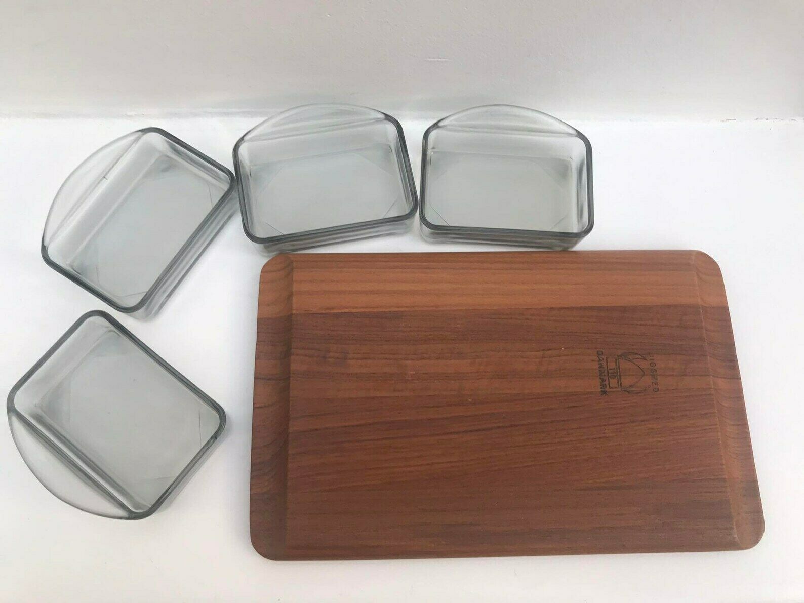 Vintage Serveerschaal Van Hout Met 4 Gerookte Grijze Glazen Bakjes – Teakhouten Deens Mid Century Modern Design, Digsmed photo for sale