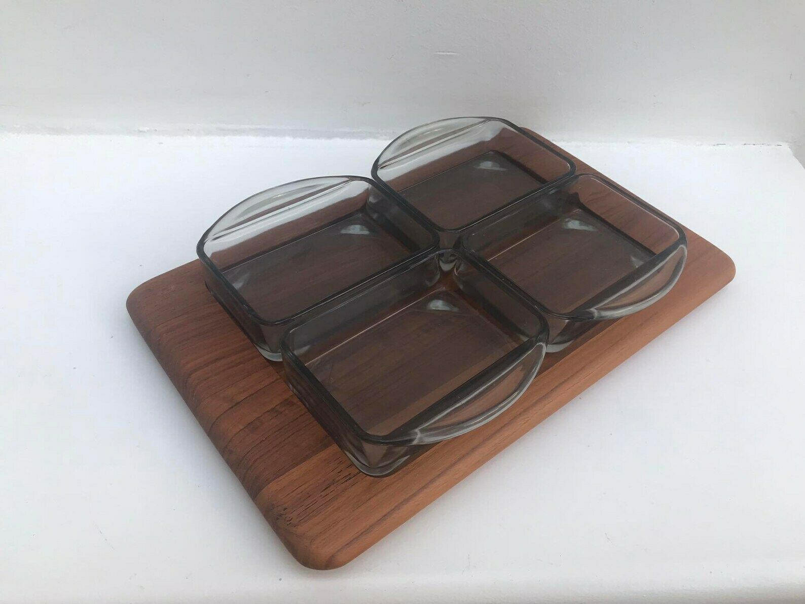 Vintage Serveerschaal Van Hout Met 4 Gerookte Grijze Glazen Bakjes – Teakhouten Deens Mid Century Modern Design, Digsmed photo Woonaccessoires