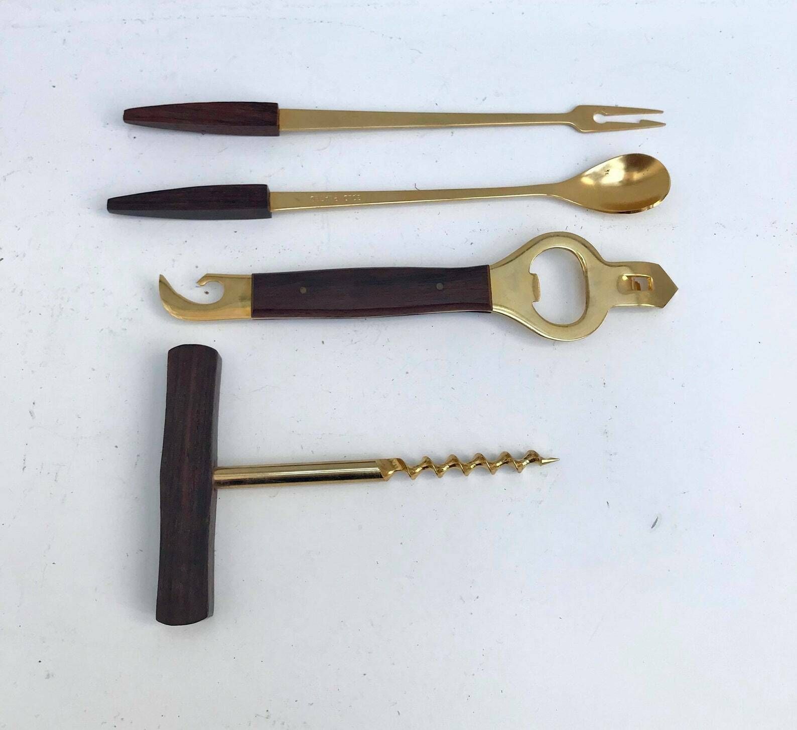Baraccessoires – 4-delige barset | Goudkleurig barware | Kurkentrekker, flesopener, blikopener, olijfvork, cocktaillepel | Cadeau voor bartender photo furniture