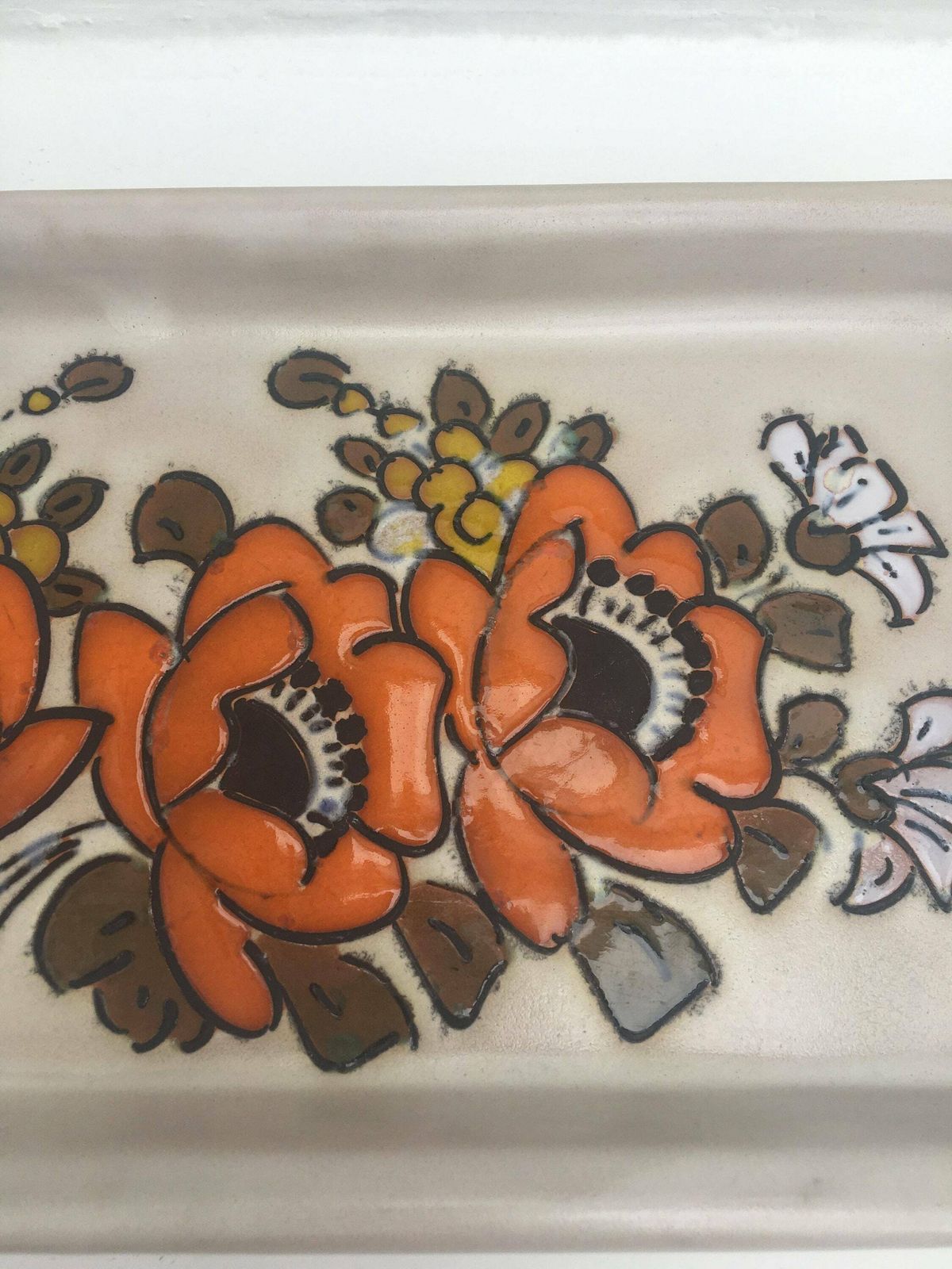 Vallauris Jaren '70 Oranje Bloemen Serveerschaal – Rechthoekig Handgeschilderd Bord, Mid Century Frans Aardewerk, Jaren 1970, Keramiek, Beige, Serveerschaal photo for sale
