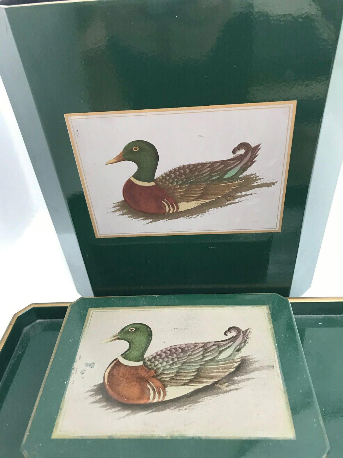 photo furniture Bureauset lakdoos dienblad Melarti donkergroen gouden accenten bureauaccessoires, entreedecoratie rechthoekige doos met deksel sleutelschaal