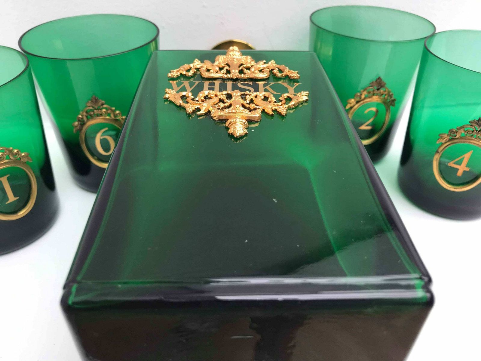 Decanterset – Whisky/Brandy – Fles Met 5 Tumblers – Likeurkaraf – Groen Emerald Glas – Messing Decoratie – Barkast – Cadeau photo for sale