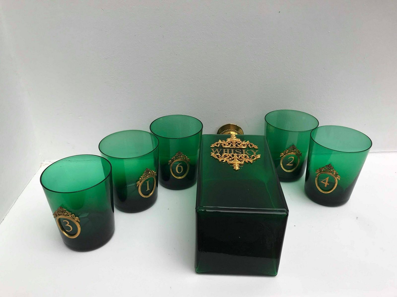 Decanterset – Whisky/Brandy – Fles Met 5 Tumblers – Likeurkaraf – Groen Emerald Glas – Messing Decoratie – Barkast – Cadeau photo buy